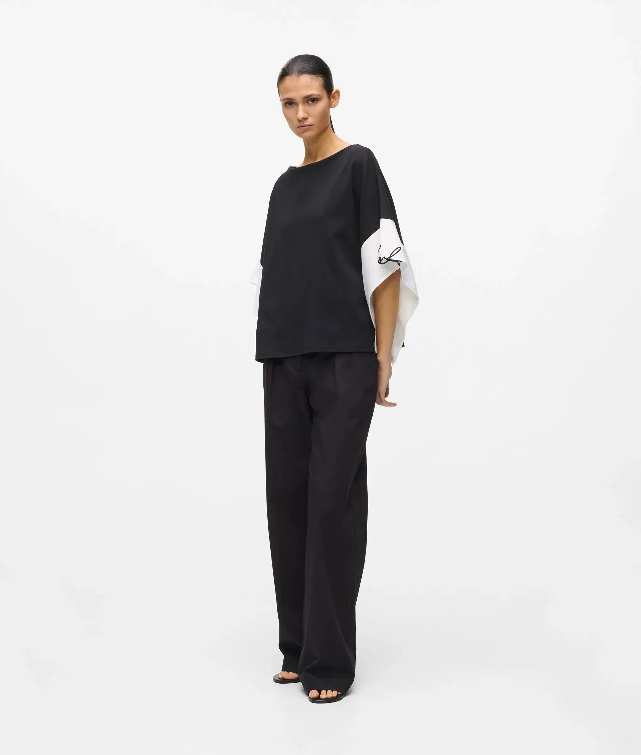 SIGNATURE WIDE SLEEVE TOP